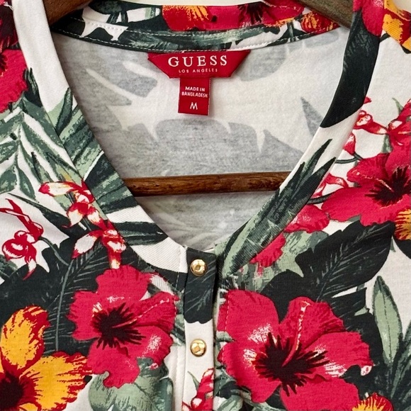 Guess| Floral Tropical Print Stretch Knit V-Neck Cap Sleeve Top Blouse Sz M - Picture 3 of 5